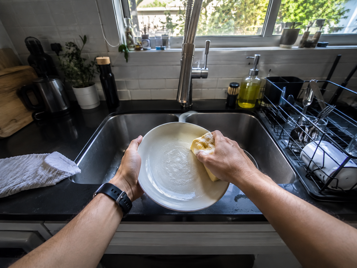 Grabación POV en primera persona lavando los platos en una cocina — 1Futuro